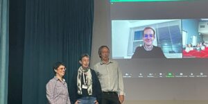 Tiago Outerelo-Corvo (zoom) recevant le prix de thèse de la Société Française de Neutronique.