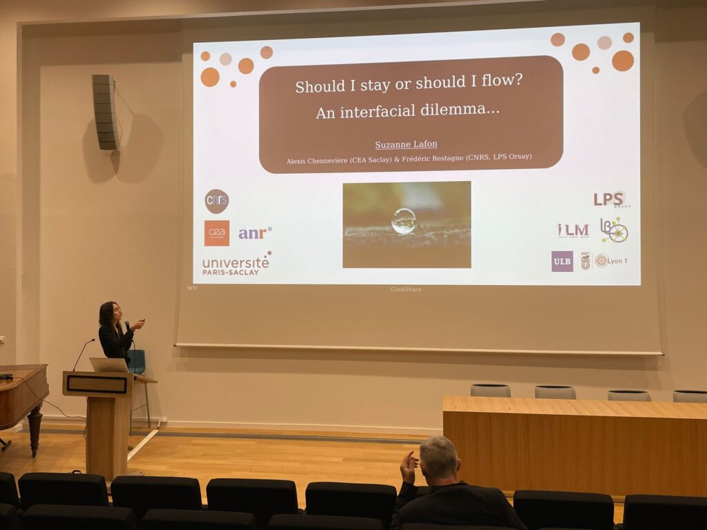 Suzanne Lafon présente sa thèse lors des journées PHOM de la Graduate School de Physique.